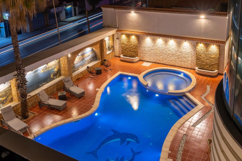 - une piscine dans un hôtel la nuit dans l'établissement Hotel Hammamet, à Alger