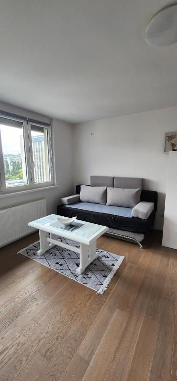 een woonkamer met een bank en een salontafel bij Studio Apartment Urban Haven in Sarajevo