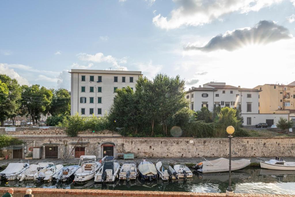 un gruppo di barche parcheggiate in un porto turistico di The Architect Suite - Canals View a Livorno