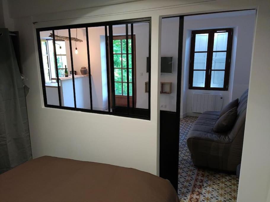 sala de estar con sofá y espejo en Villa des Lucioles 2, en Annot
