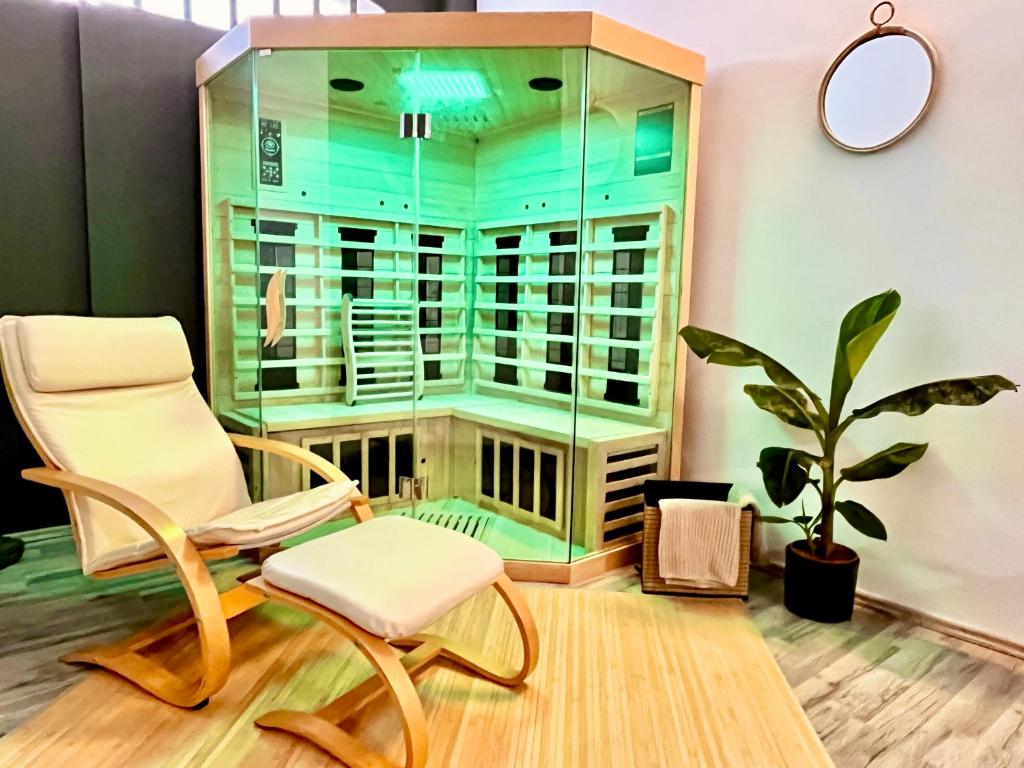 une chambre avec une chaise et une armoire en verre dans l'établissement Wellness Apartment - Sauna - 3 Schlafzimmer - 6 Personen - Zentrum, à Hanovre