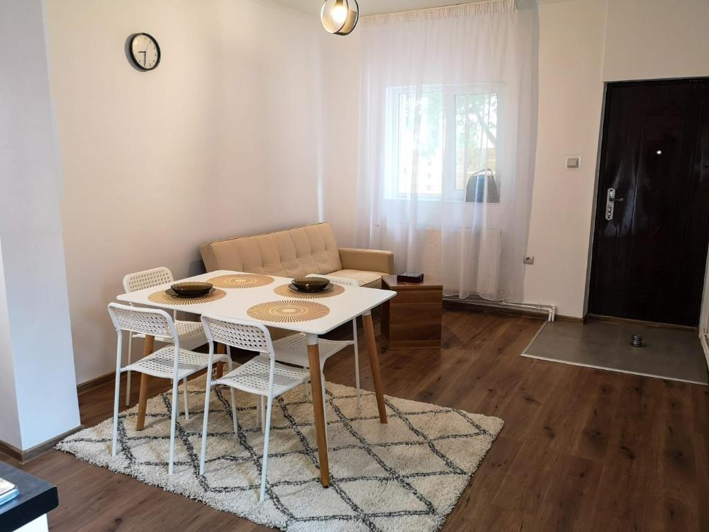 un tavolo bianco e sedie in soggiorno di Casa Galina a Bucarest