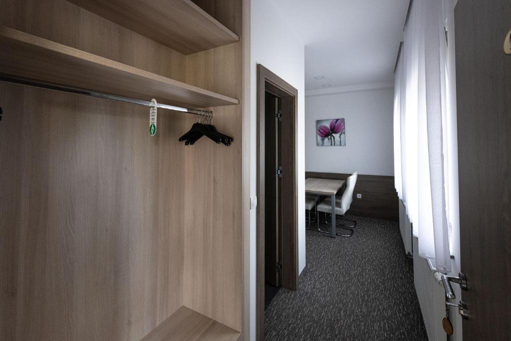 Apartmaji in sobe RaMar - Economy Double Or Twin Room