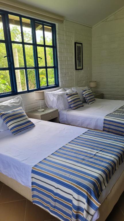 Un pat sau paturi într-o cameră la Alojamiento Reserva Natural La Maria