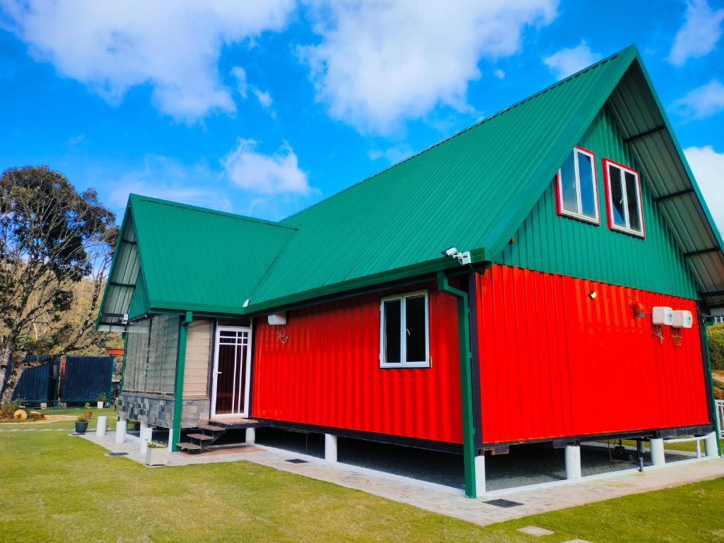 un edificio rojo y verde con techo verde en Mount Star Villa, en Nuwara Eliya