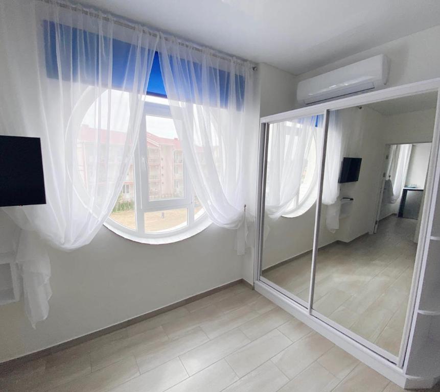 TV a/nebo společenská místnost v ubytování Kovcheg Hotel