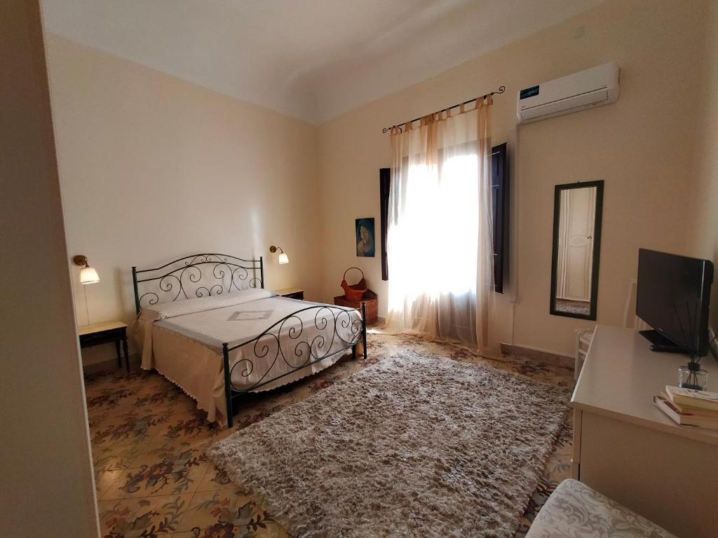 een slaapkamer met een bed en een raam bij Loggia58 in Trapani