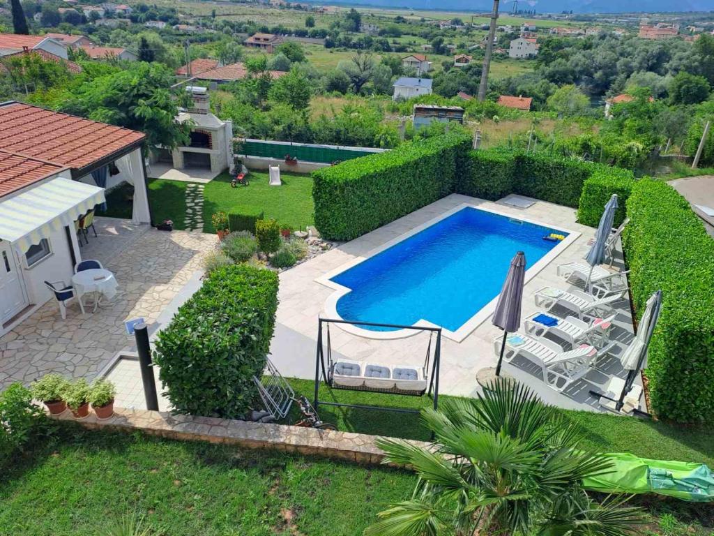 uma vista superior de uma piscina num quintal em Villa Panorama em Blagaj
