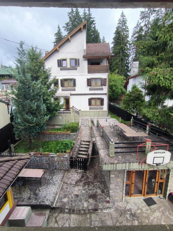 普雷代亚尔Vila LIZ的前面有很多楼梯的建筑