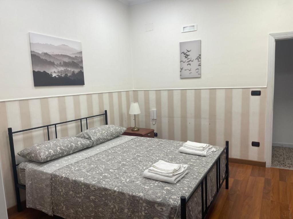 ein Schlafzimmer mit einem Bett mit zwei Handtüchern darauf in der Unterkunft Vista Lago Bacoli in Bacoli