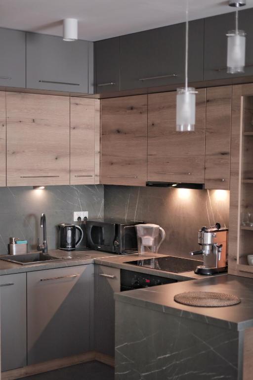 Kuchyň nebo kuchyňský kout v ubytování Capital Towers - Apartament Red z widokiem na panoramę miasta i rzekę