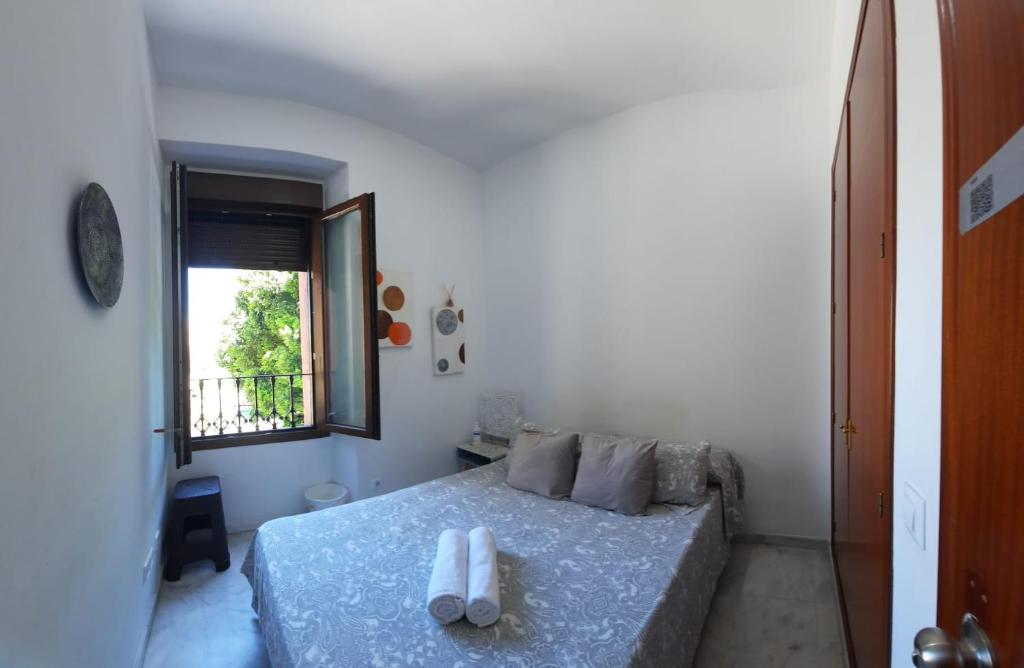 A bed or beds in a room at Budget and lovely rooms Las Setas
