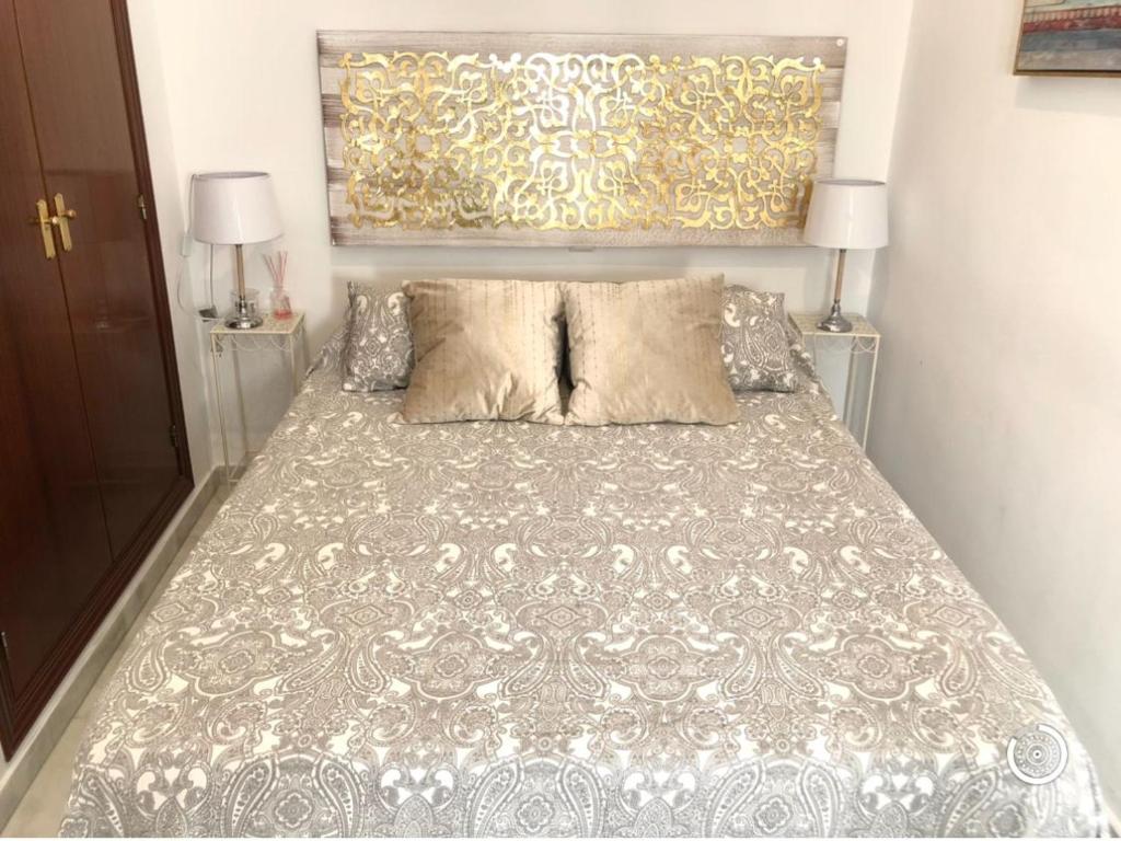 A bed or beds in a room at Budget and lovely rooms Las Setas