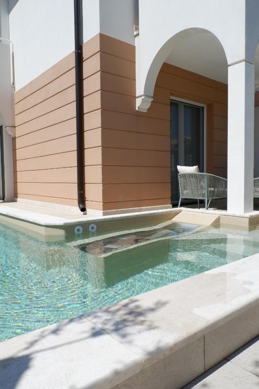 una casa con piscina accanto a un edificio di Calypso Luxury Pool&Spa a Pula
