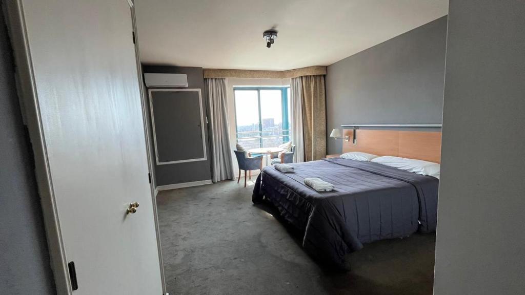 Кровать или кровати в номере Apartments Millennium InnMendoza