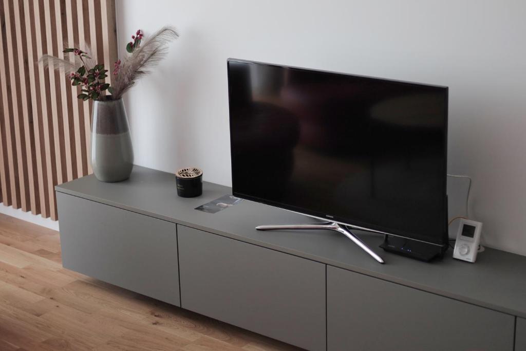 TV a/nebo společenská místnost v ubytování Capital Towers - Apartament Red z widokiem na panoramę miasta i rzekę