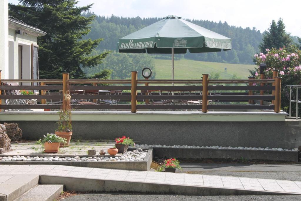 Nespecifikovaný výhled na hory nebo výhled na hory při pohledu z hotelu