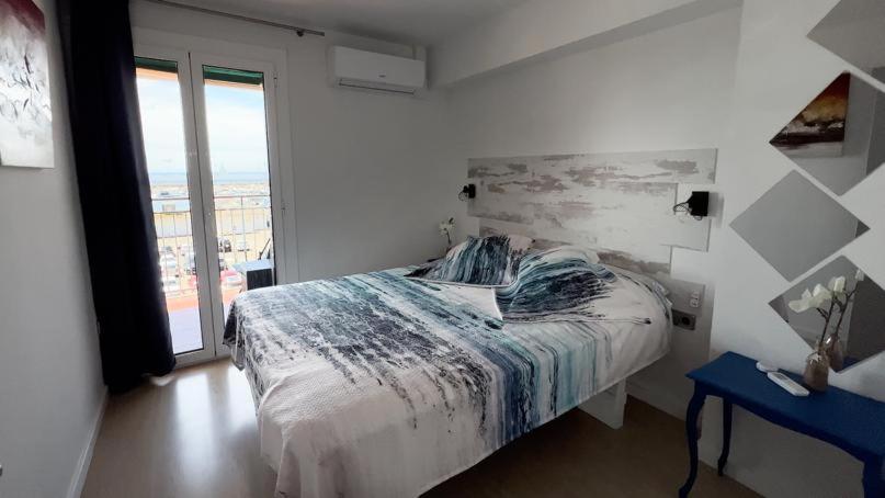 um quarto branco com uma cama e uma janela em La Casa De Papou I em Sant Feliu de Guíxols