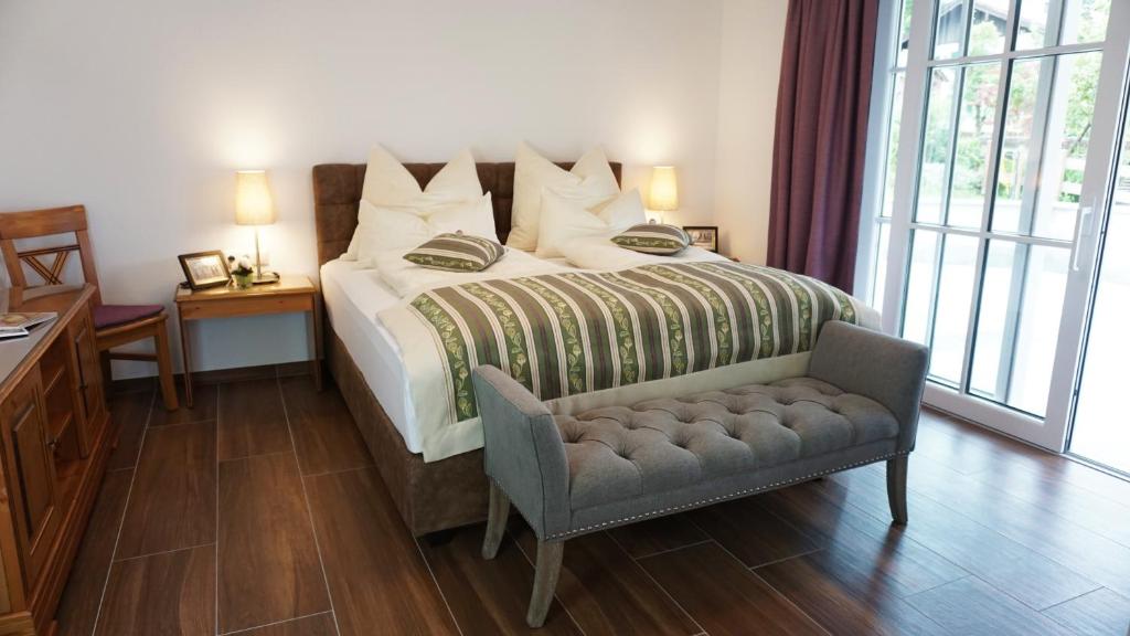 A bed or beds in a room at Villa Eisl-Raudaschl