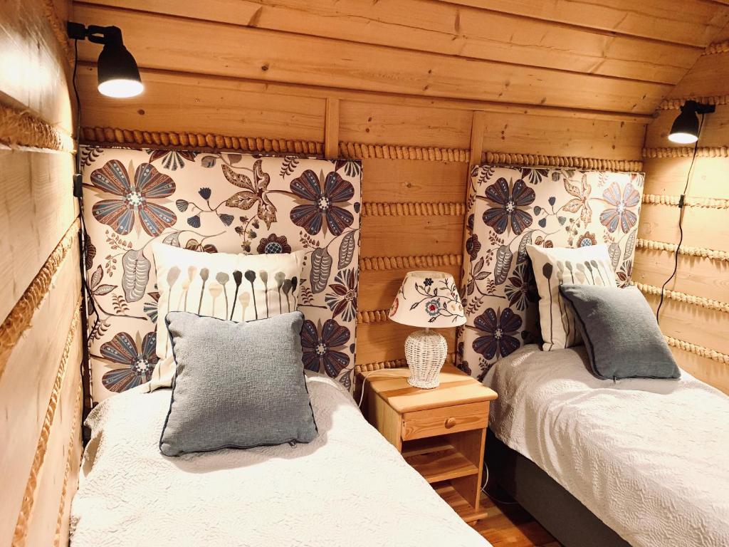 sypialnia z 2 łóżkami w drewnianym domku w obiekcie Odskocznia House w Szczyrku
