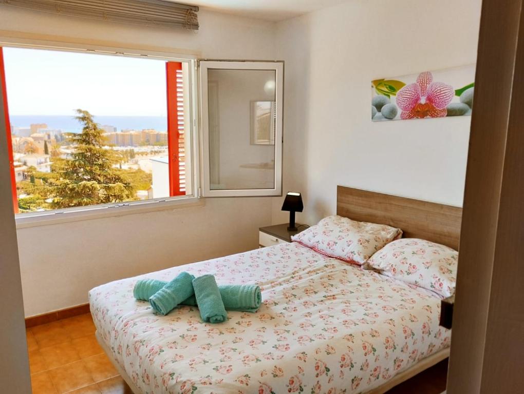 Villa Seaview في سانتا سوزانا: غرفة نوم بسرير ونافذة كبيرة