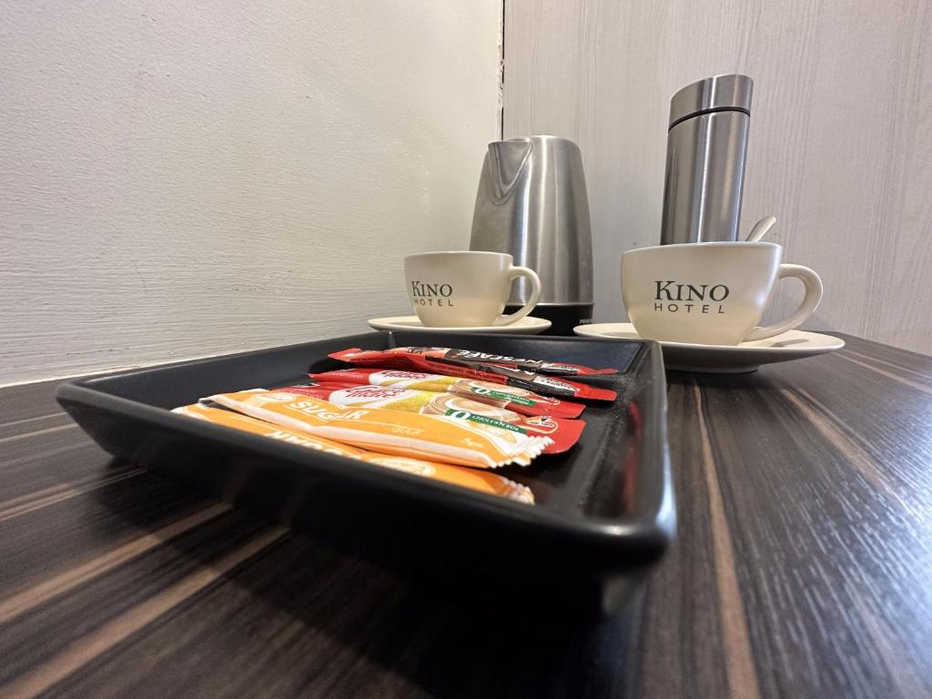 莎阿南的住宿－Kino Hotel，桌上装有筷子和两个杯子的托盘