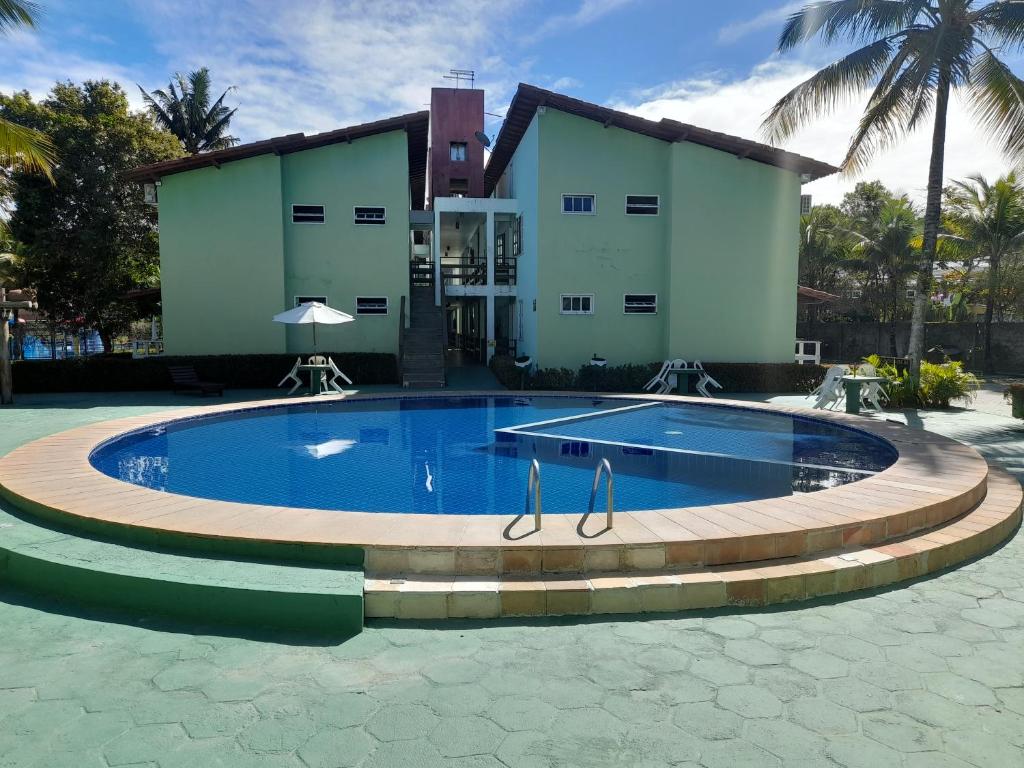 uma piscina em frente a uma casa em Ape lindo em Porto - Oxente reserve logo em Porto Seguro