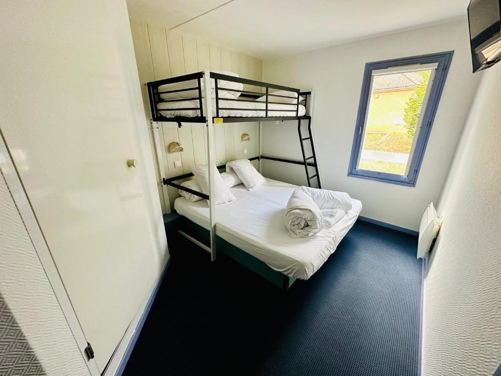 Postel nebo postele na pokoji v ubytování Hôtel Gex