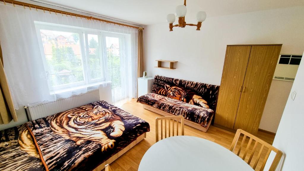 una sala de estar con dos sofás con tigres. en Pokoje Gościnne Elżbieta Chylińska en Krynica Morska