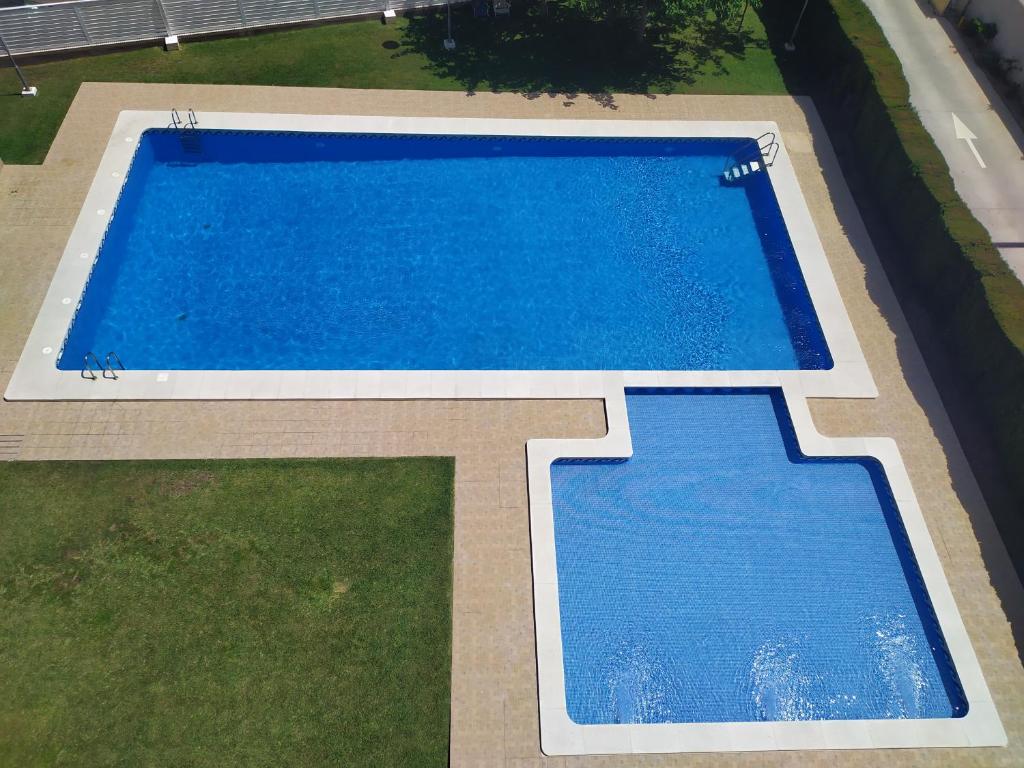an overhead view of a large blue swimming pool at Apartamento con vistas al mar y buena ubicación in Benicàssim