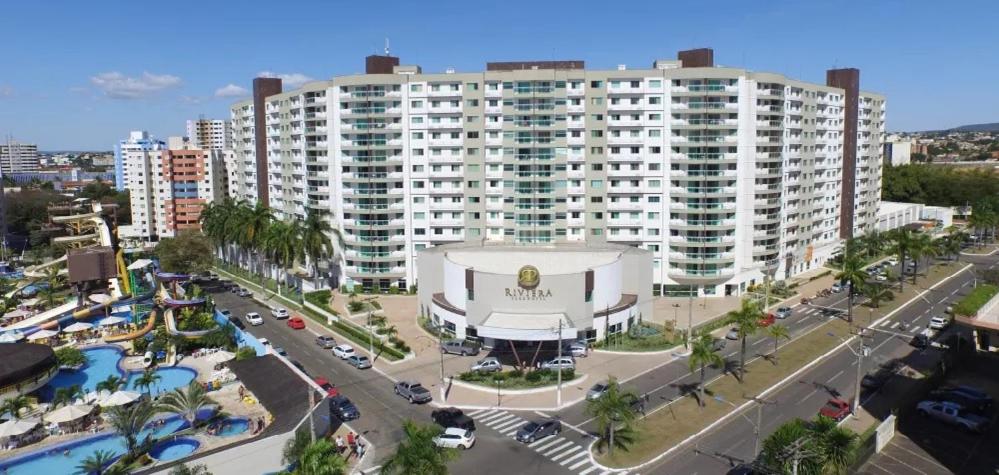 een luchtzicht op een groot gebouw in een stad bij Riviera Park Flat Charme in Caldas Novas