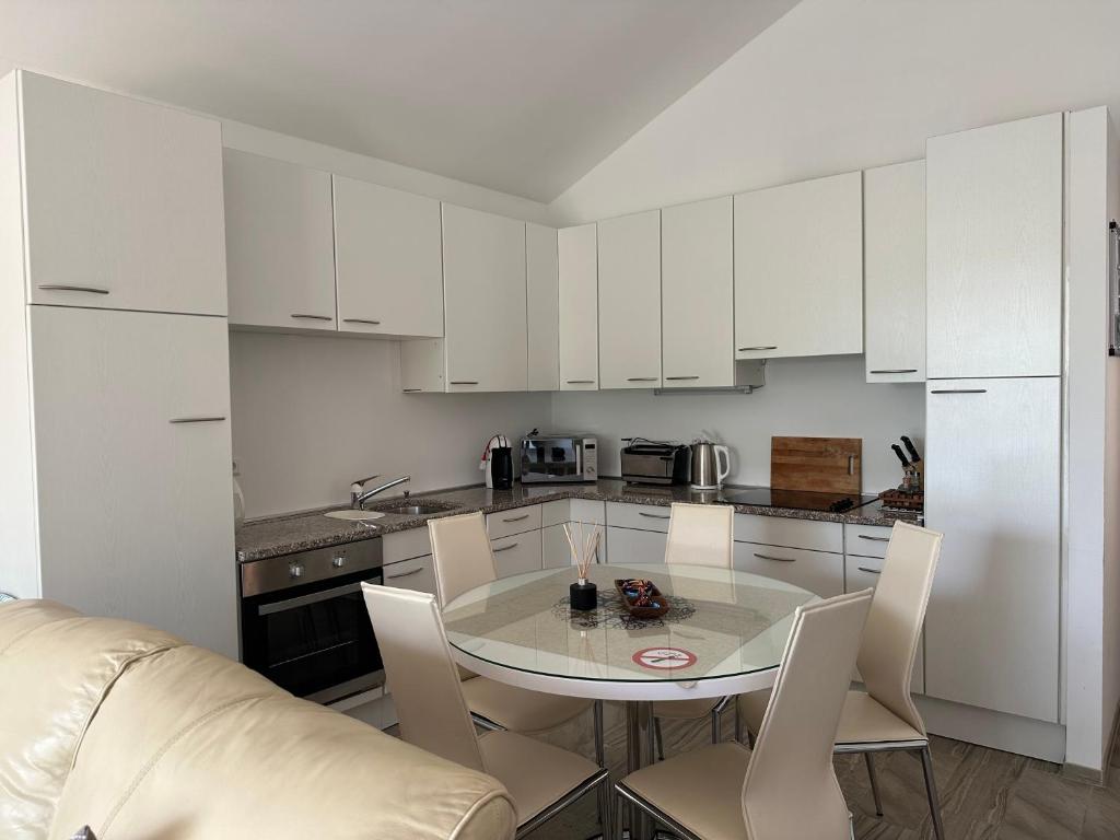 Kuchyňa alebo kuchynka v ubytovaní Harmony VIR Luxuriös ausgestattete Ferienwohnung mit 65m2