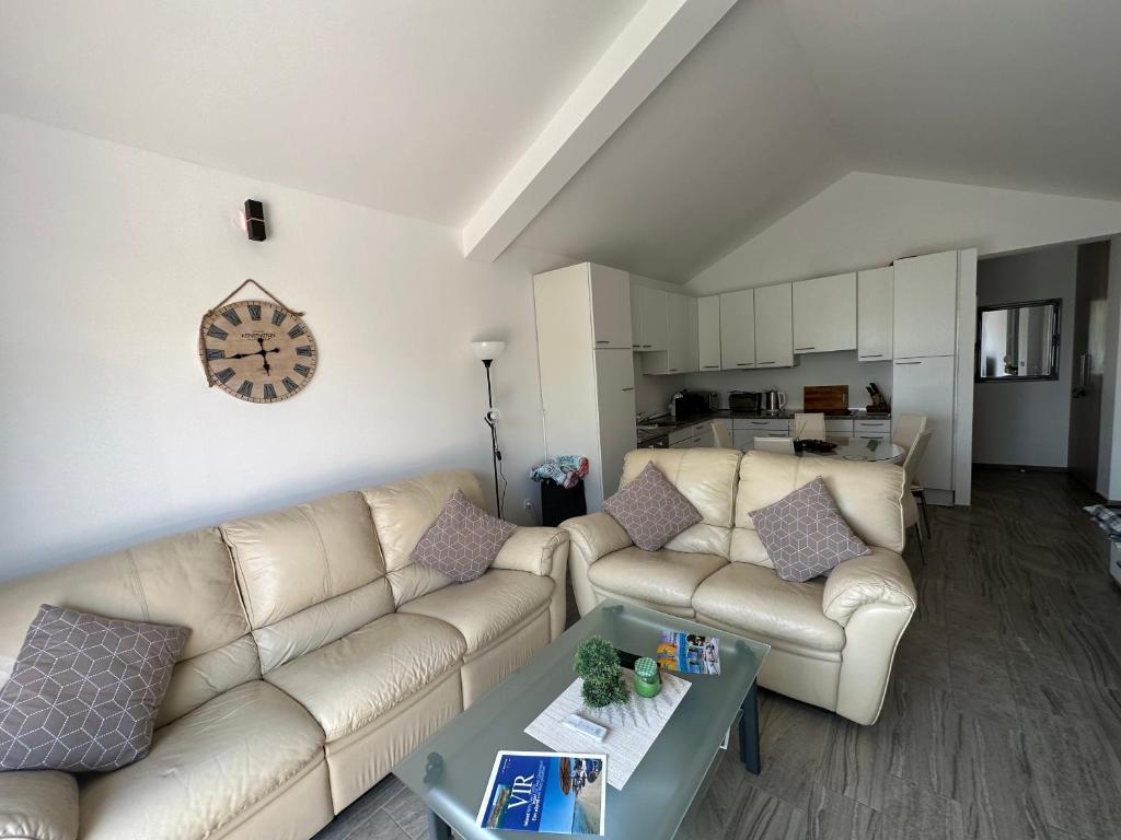Posedenie v ubytovaní Harmony VIR Luxuriös ausgestattete Ferienwohnung mit 65m2