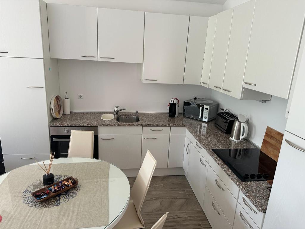 Kuchyňa alebo kuchynka v ubytovaní Harmony VIR Luxuriös ausgestattete Ferienwohnung mit 65m2