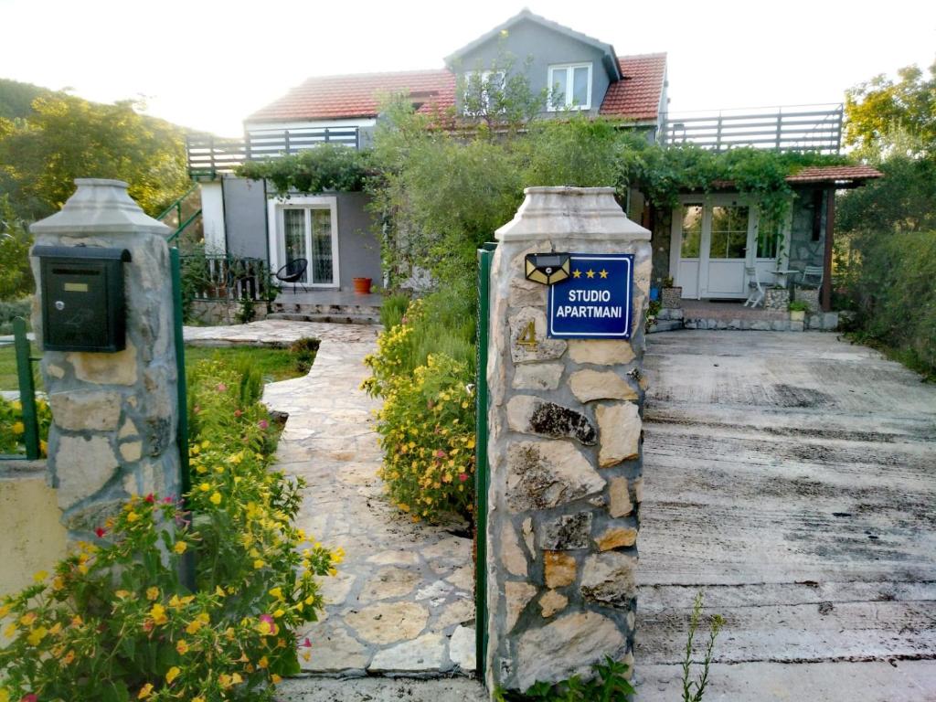 un letrero frente a una casa con un letrero para un jardín en Banin, en Skradin