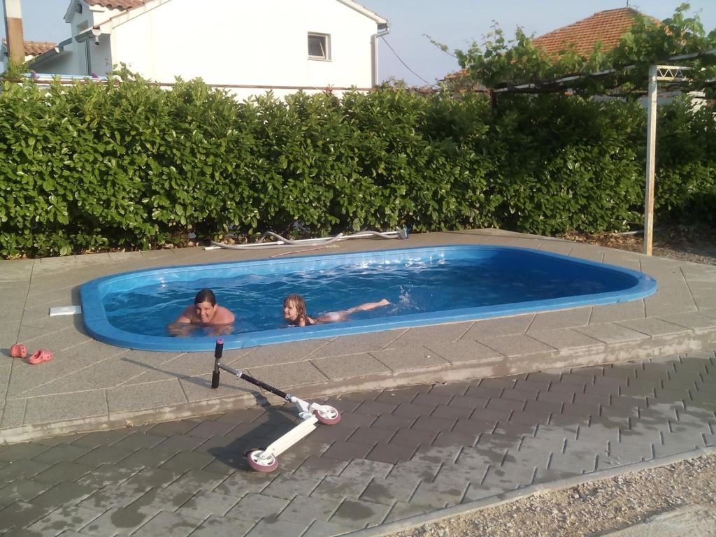 Bazén v ubytování Apartments & Rooms Tony nebo v jeho okolí
