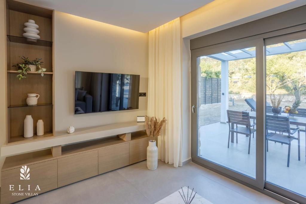 TV a/nebo společenská místnost v ubytování ELIA STONE VILLAS