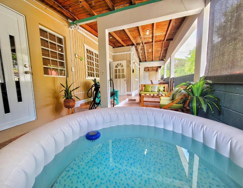 una piscina en medio de una casa en Casa Isabel, en Rincón