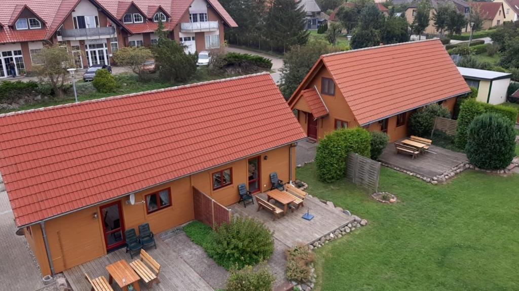 une vue aérienne sur une maison avec un toit orange dans l'établissement Ferienhaus Bliev-Hee Nr 4, à Klink