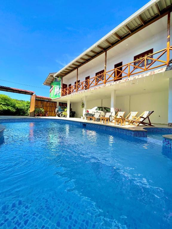 Bazén v ubytování Hostal Laurita Beach nebo v jeho okolí
