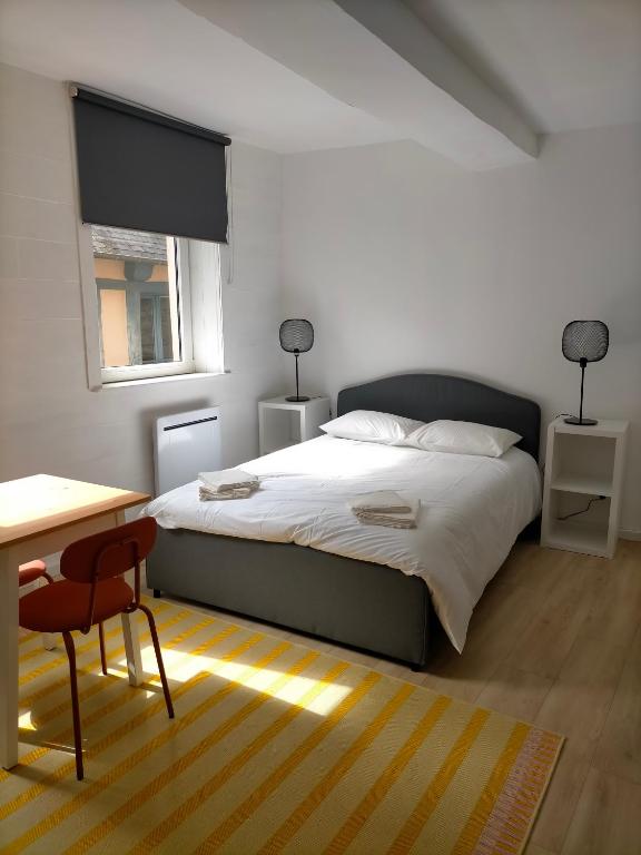 Postel nebo postele na pokoji v ubytování Le 1 St Yves Studios