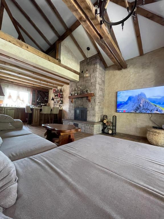 een slaapkamer met 2 bedden en een flatscreen-tv bij Club12 pool house in Čačak