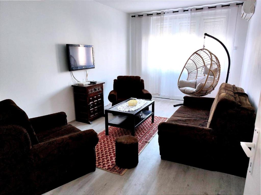 - un salon avec deux canapés et une télévision dans l'établissement Stan Na Dan / Stan Na Izdavanje, à Paraćin