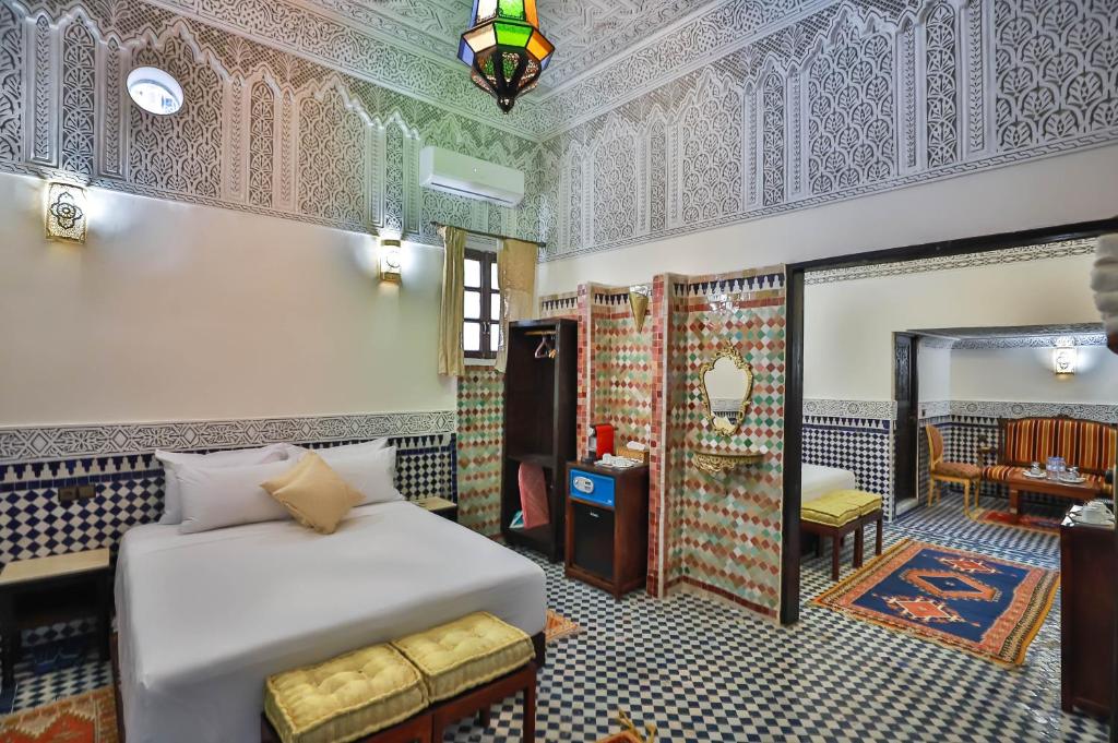 Postel nebo postele na pokoji v ubytování Riad Farouzi Fes