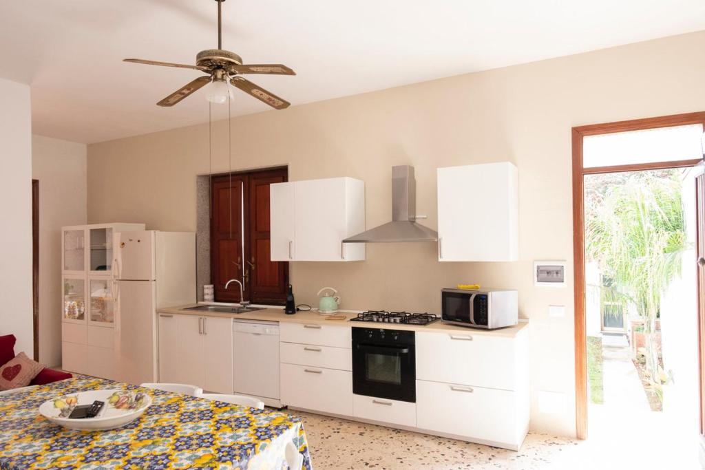 Kuchyňa alebo kuchynka v ubytovaní Casa Lisa a due passi dal mare con ampio giardino