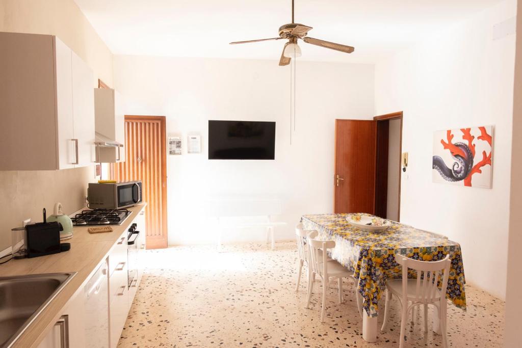 Kuchyňa alebo kuchynka v ubytovaní Casa Lisa a due passi dal mare con ampio giardino