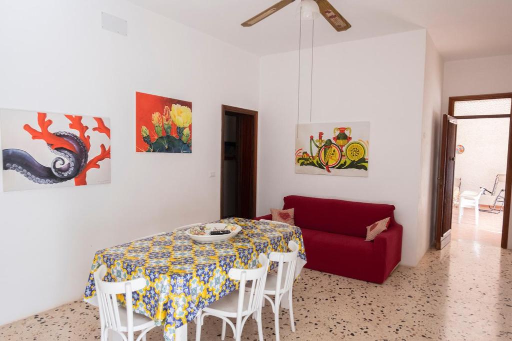 Posedenie v ubytovaní Casa Lisa a due passi dal mare con ampio giardino
