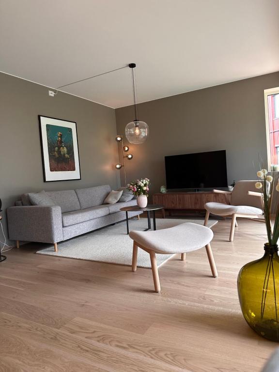 sala de estar con sofá y TV en Ny og flott leilighet i Trondheim en Trondheim