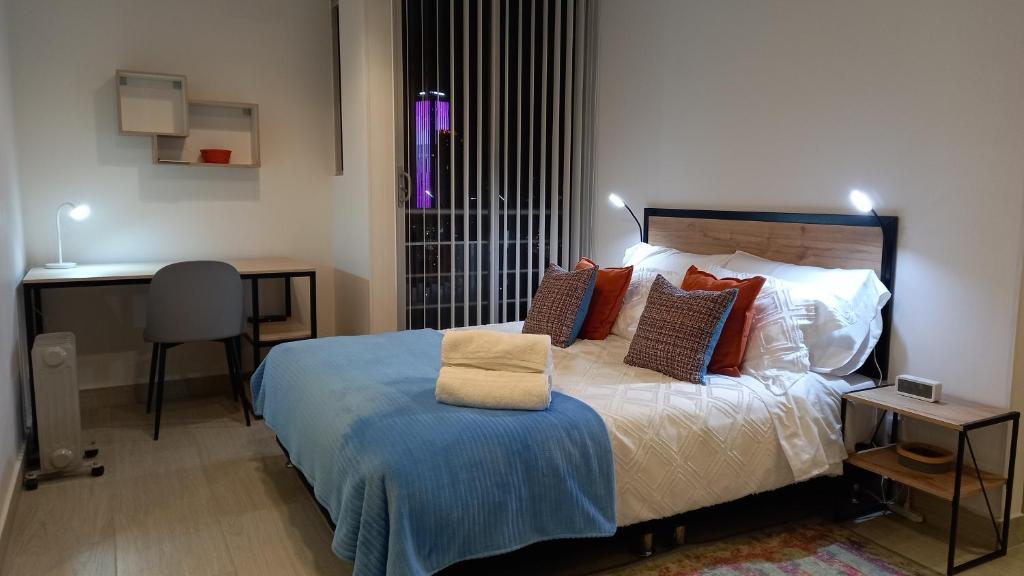 - une chambre avec un lit et un bureau dans l'établissement Apartaestudio San Martin, La Quinta, à Bogotá