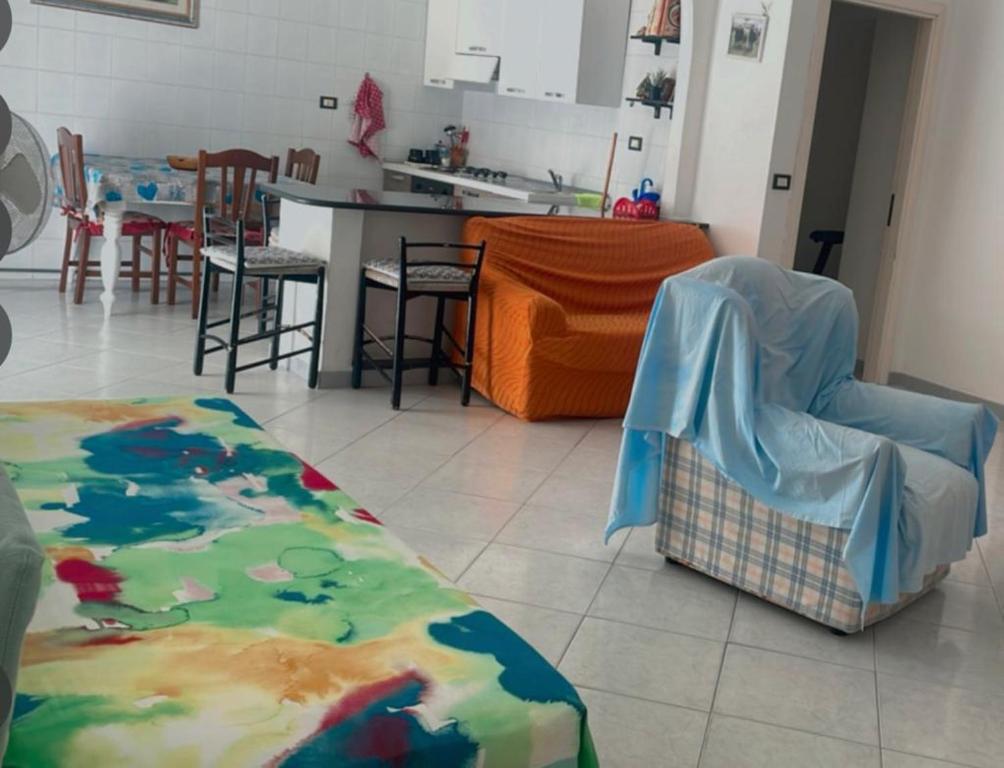 un soggiorno con letto e cucina di Serena e tranquilla casa vacanze in centro a Cirò Marina